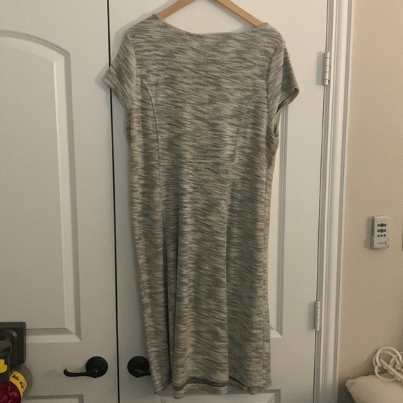 Beautiful Old Navy Maternity Dress - Picture 3 of 3